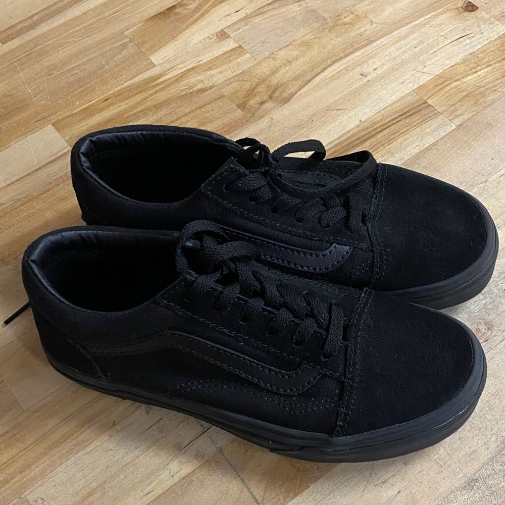 Vans kids All-Black Suede Low-Top Sneakers size 1.5